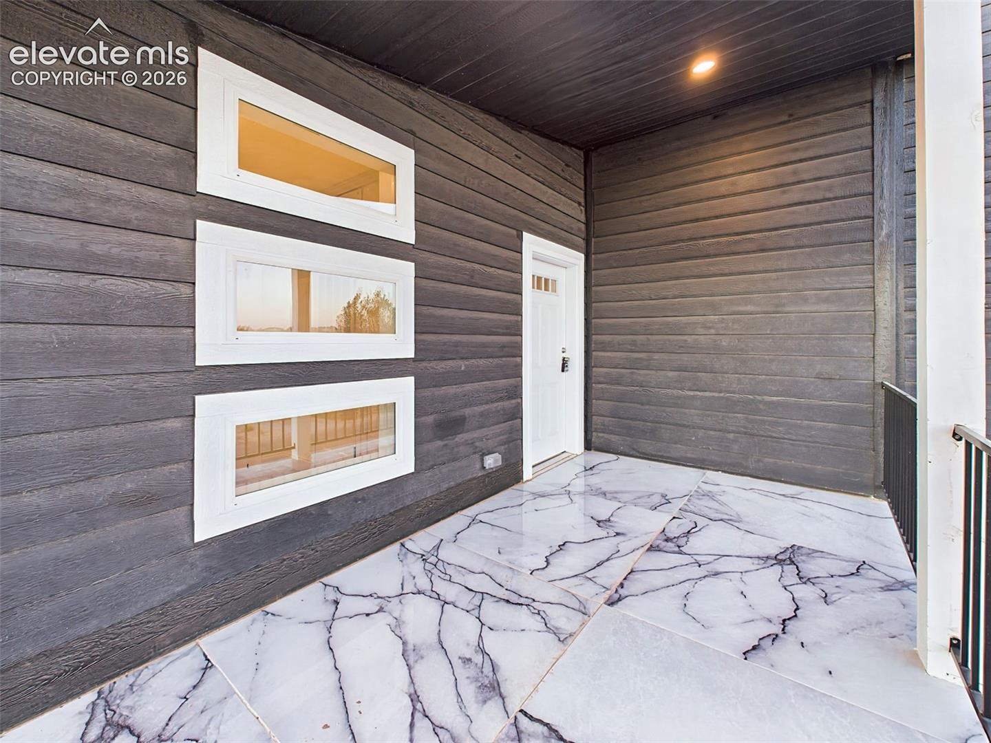 Listing photo 2 for 893 S Greenway Avenue