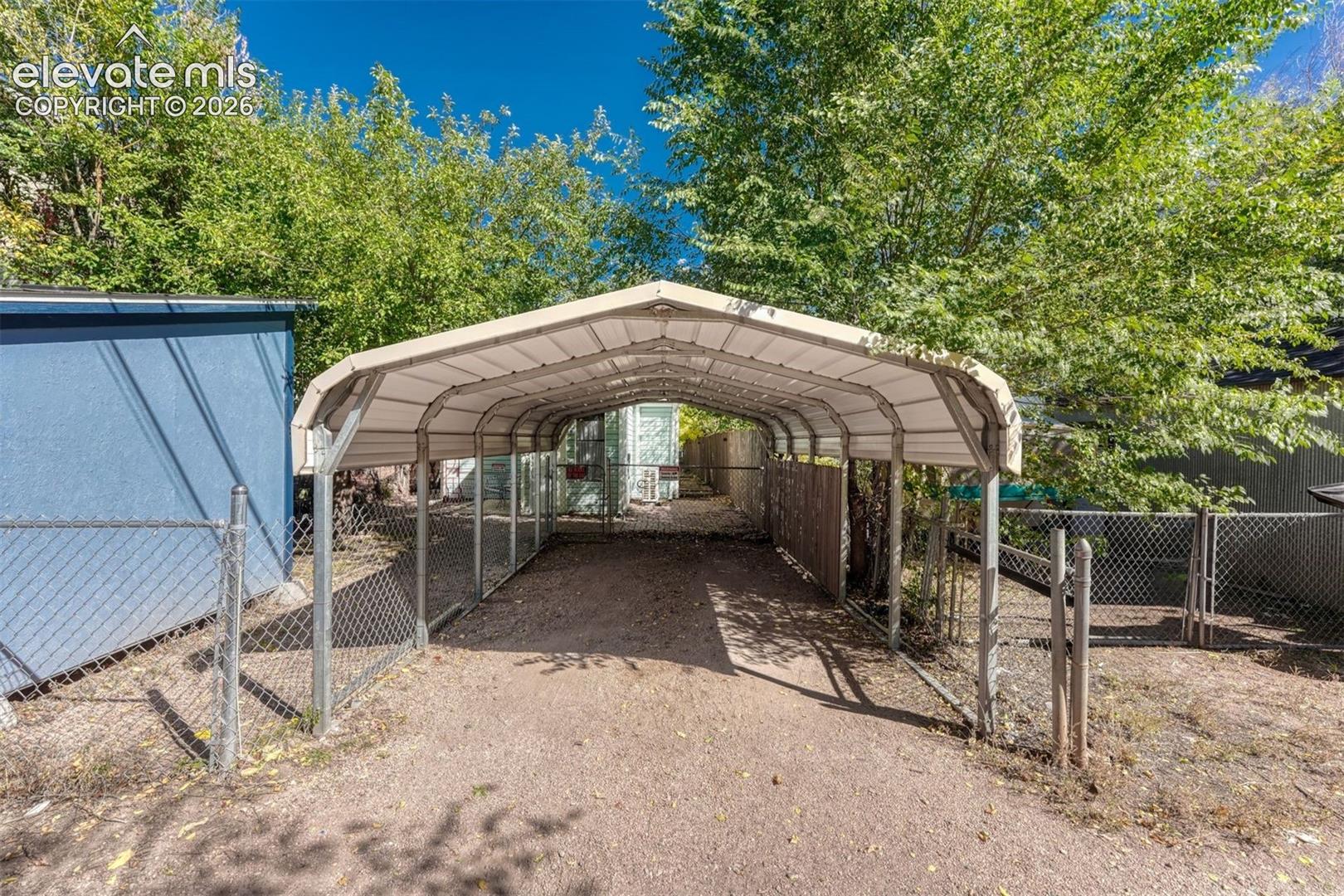 Listing photo 14 for 1725 W Cucharras Street