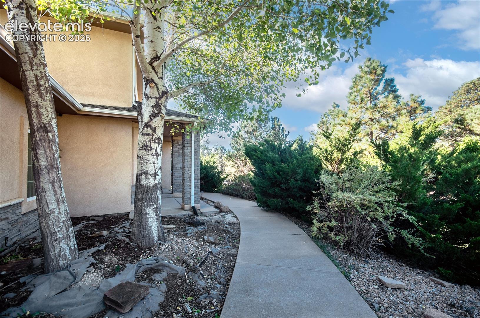 Listing photo 4 for 19558 Fox Trail Way