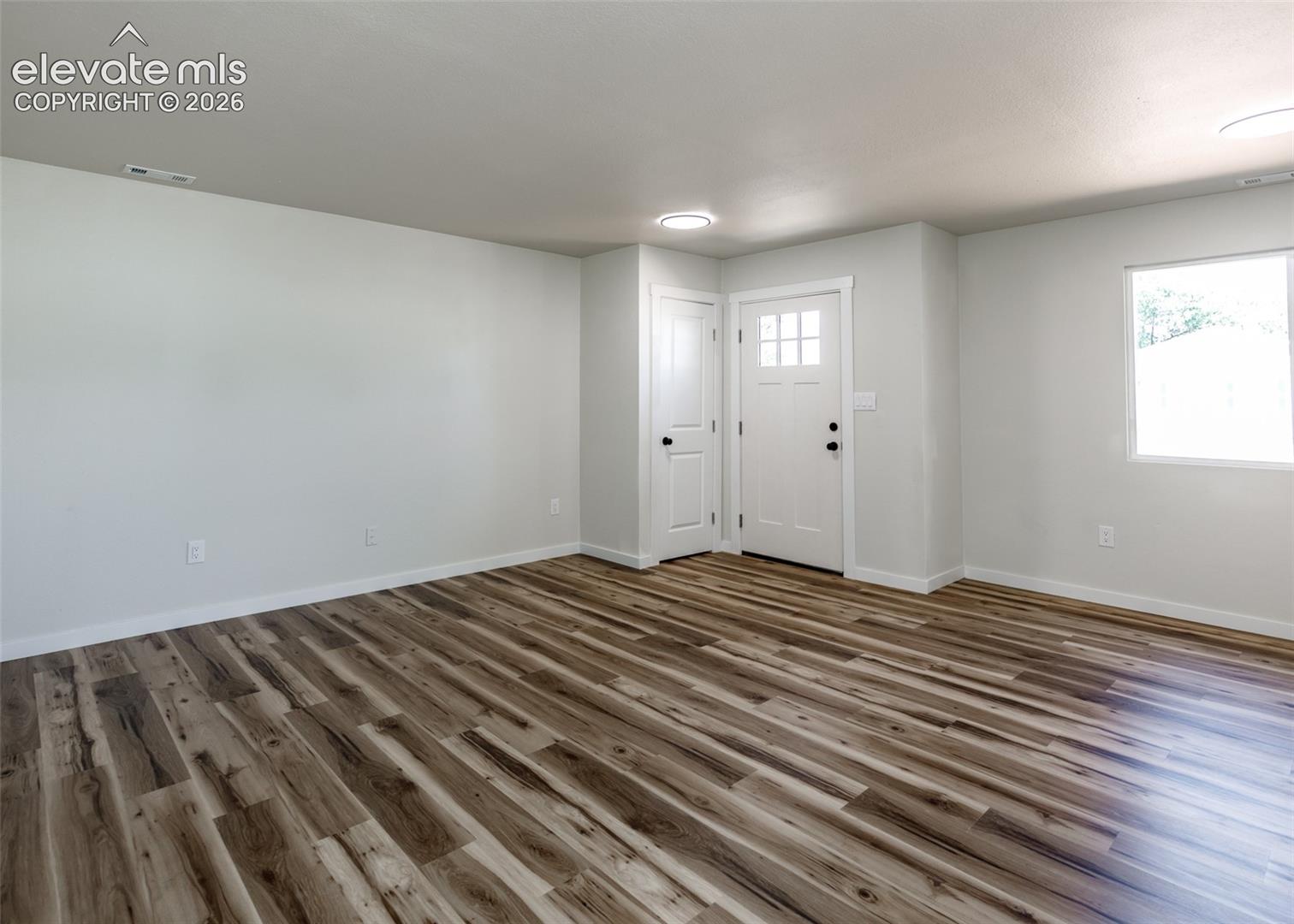 Listing photo 6 for 2906 Winnipeg Street