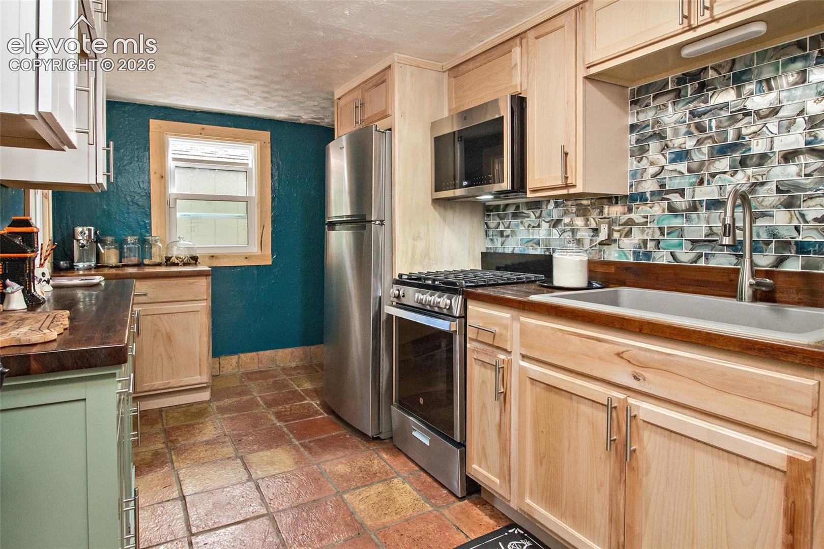 Listing photo 2 for 8 Narrows Road
