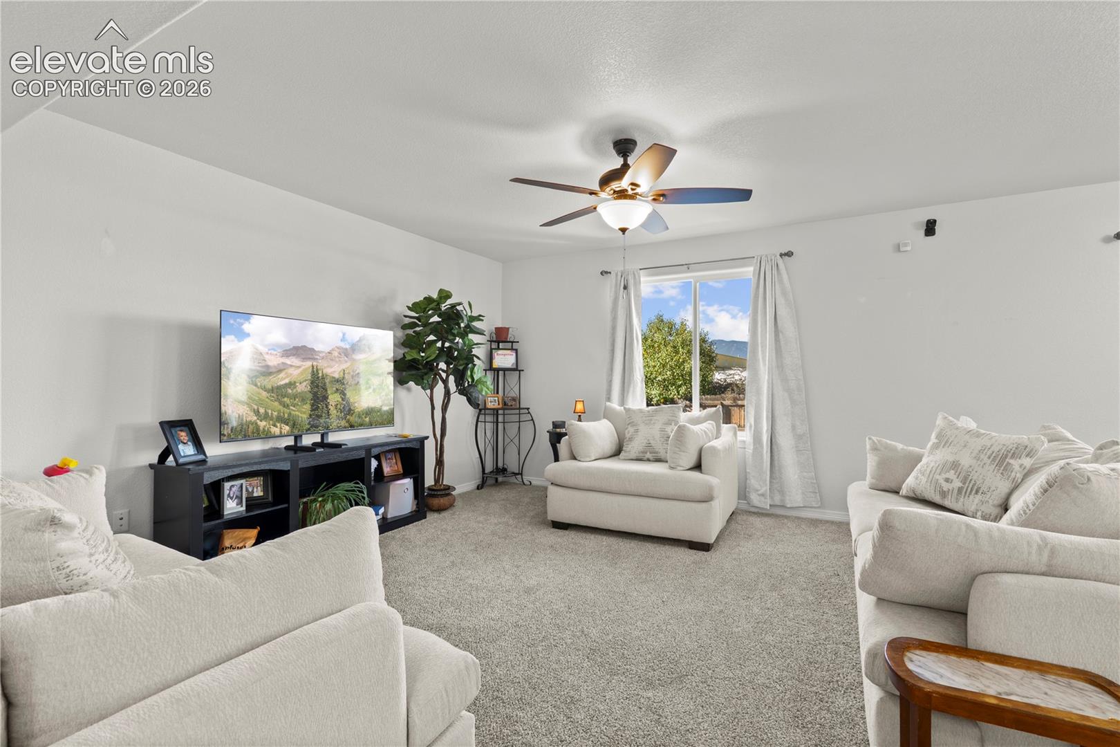Listing photo 4 for 924 Bidwell Drive