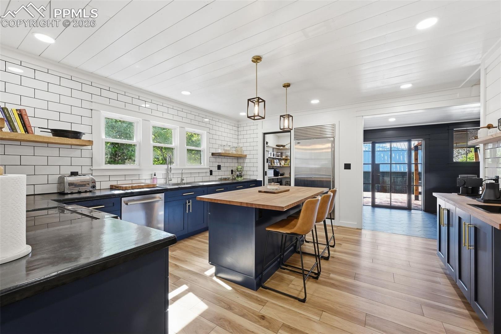 Listing photo 9 for 937 E Costilla Street