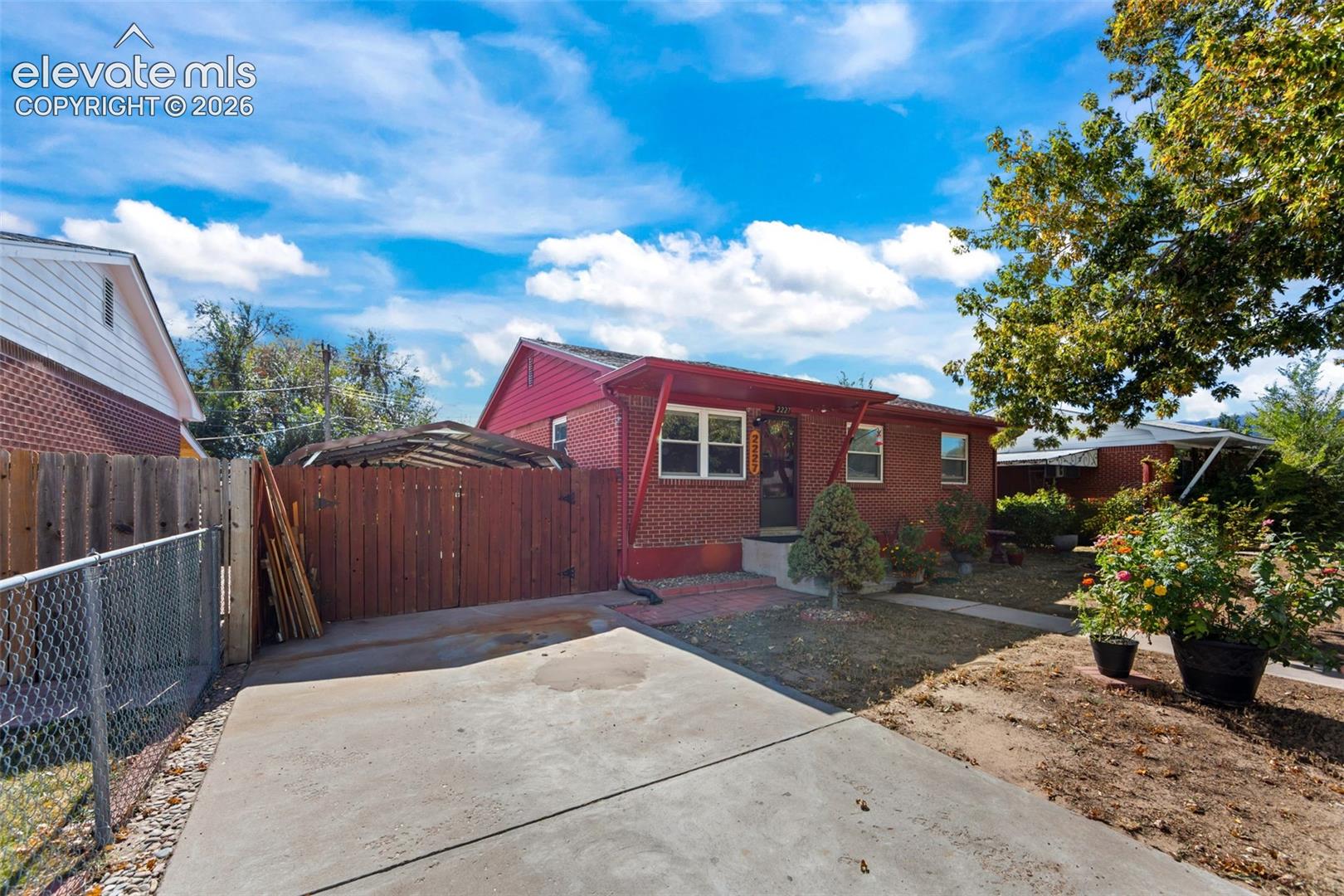Listing photo 3 for 2227 Saranac Drive