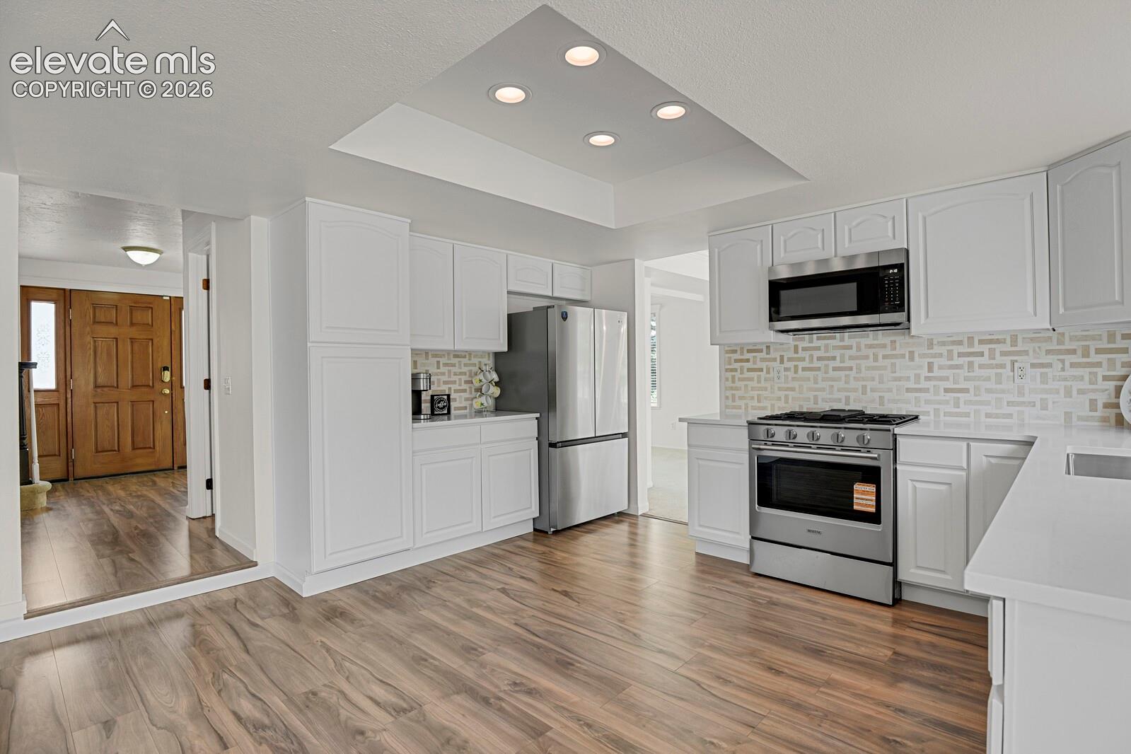 Listing photo 3 for 916 W Caribou Drive