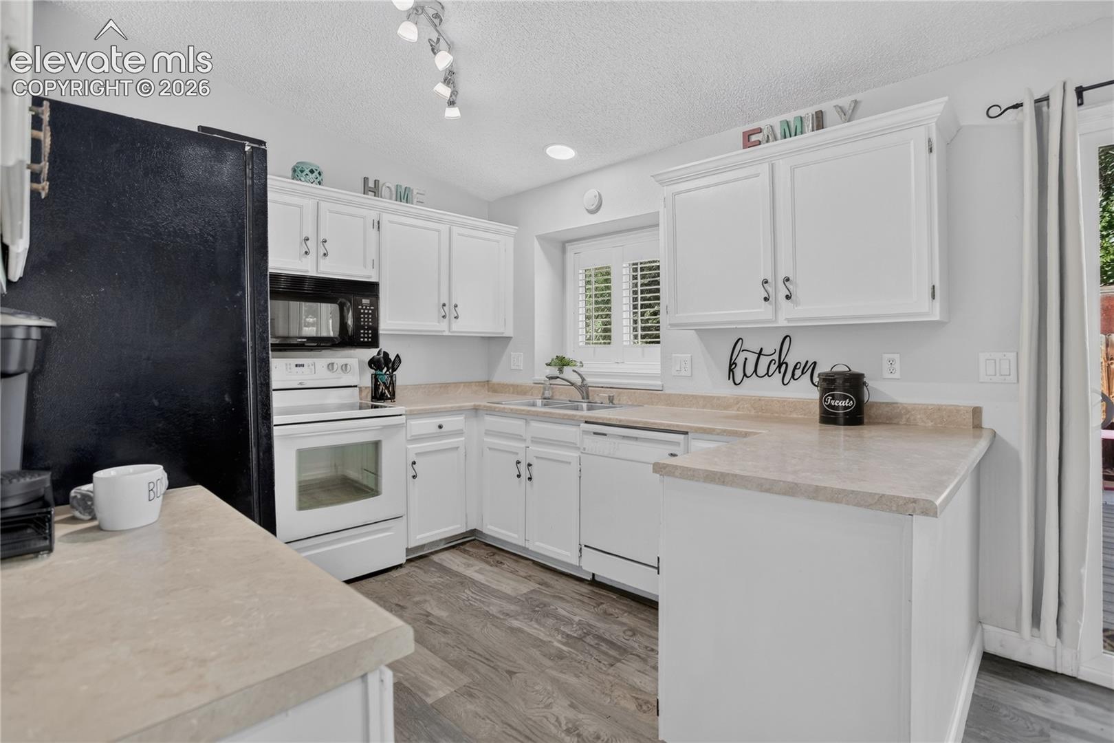 Listing photo 7 for 2250 Heathercrest Drive