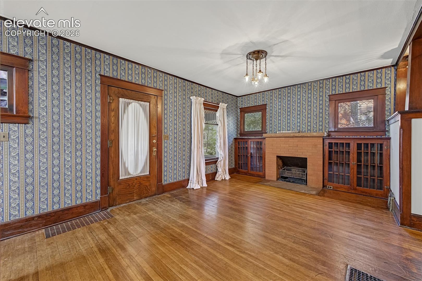 Listing photo 2 for 116 E Columbia Street
