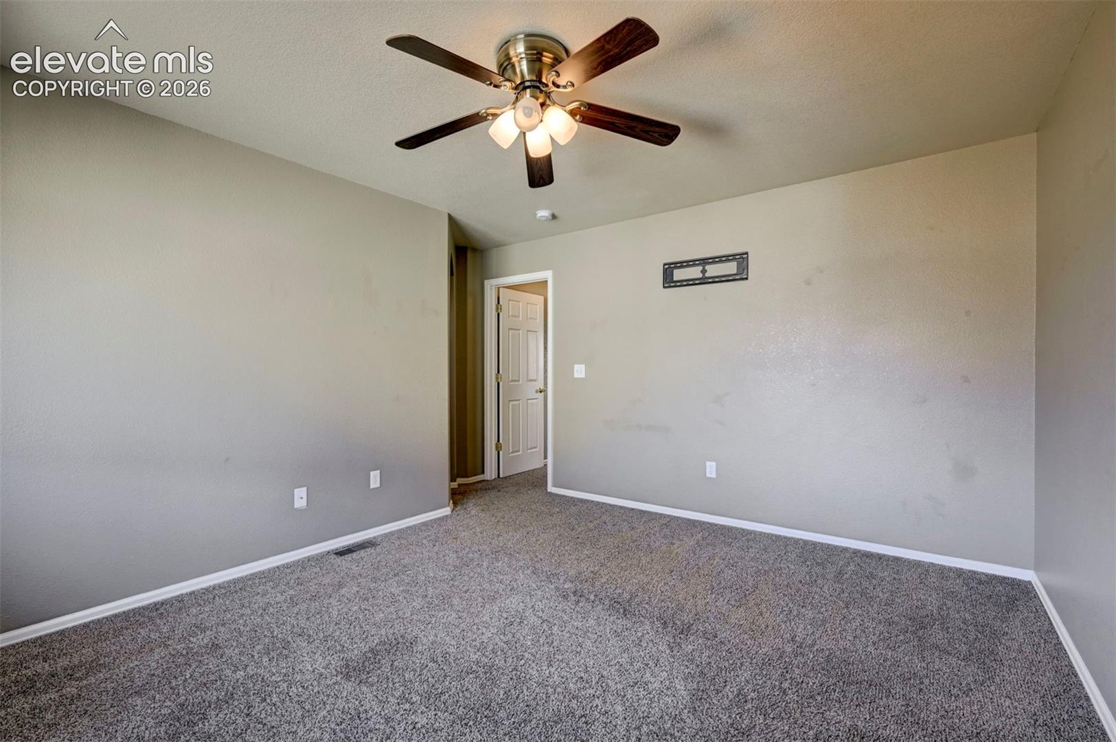 Listing photo 12 for 863 Red Thistle View