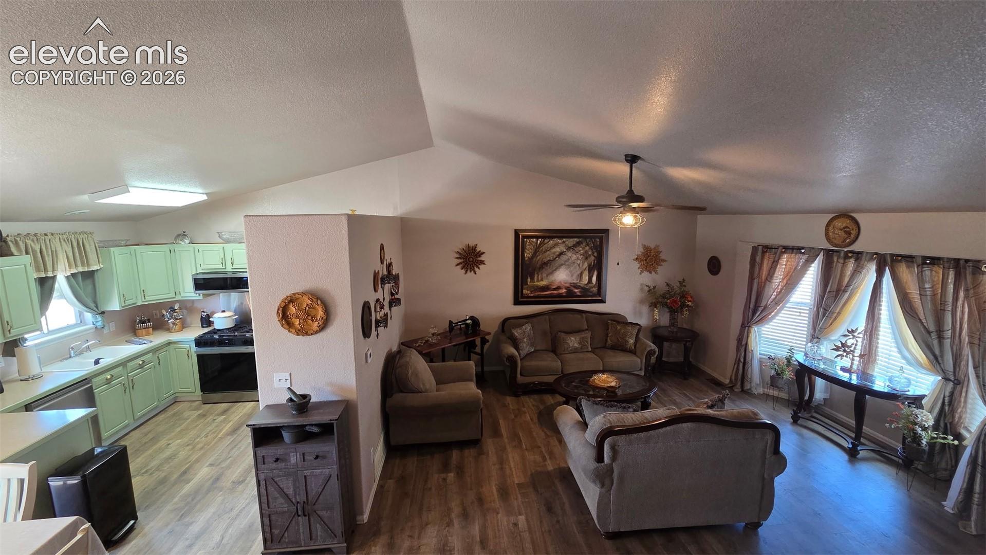 Listing photo 18 for 480 S Tejon Avenue