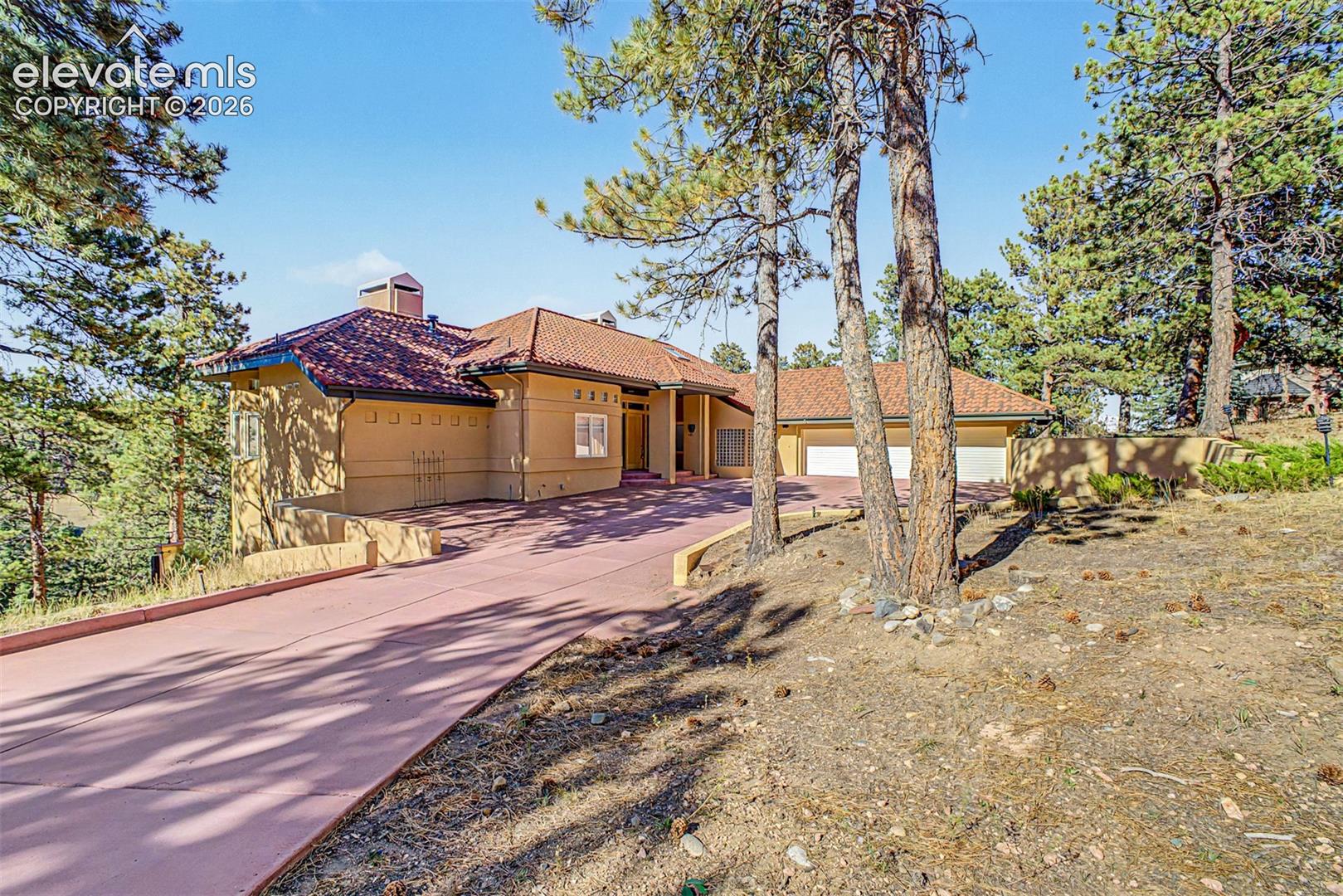 Listing photo 3 for 935 Castle Ridge Road