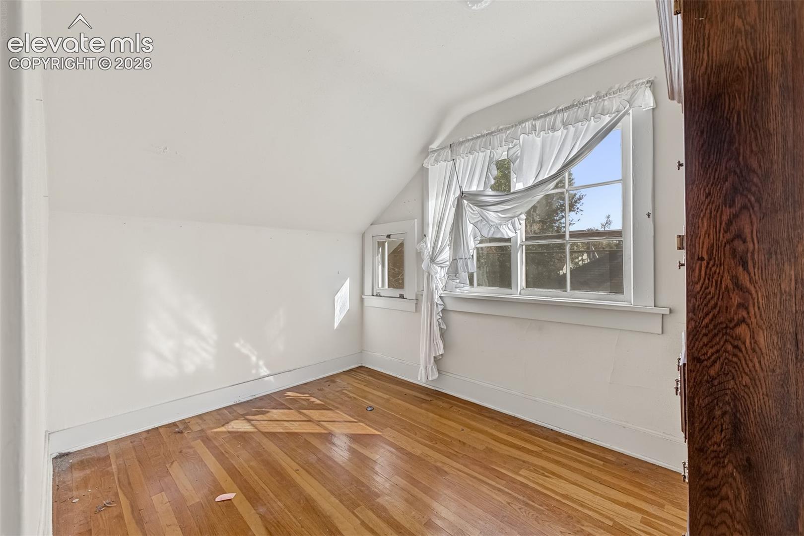 Listing photo 14 for 116 E Columbia Street