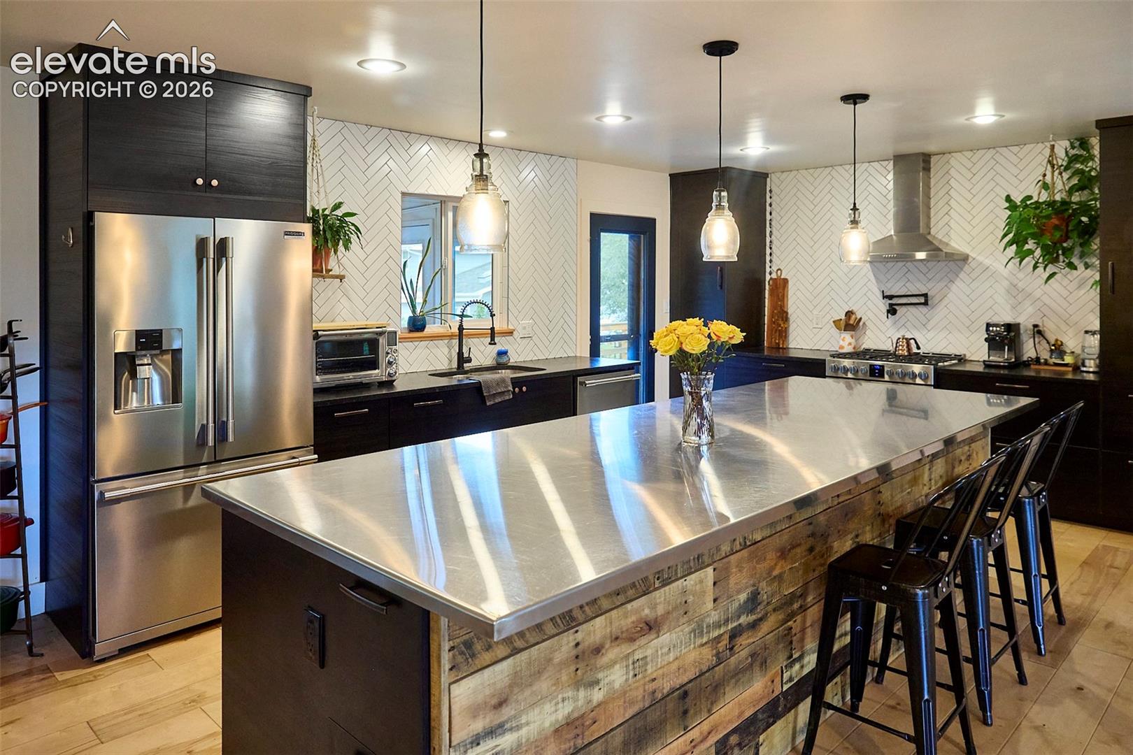 Listing photo 9 for 6827 Rosewood Drive