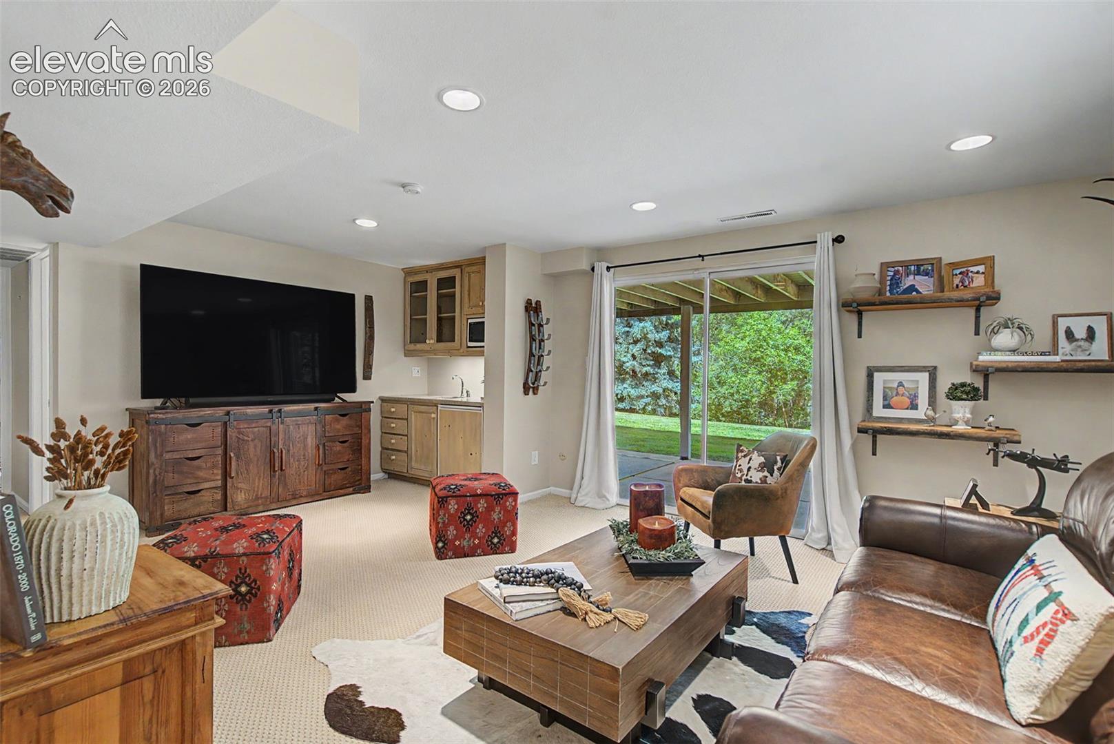 Listing photo 31 for 216 W Cheyenne Mountain Boulevard