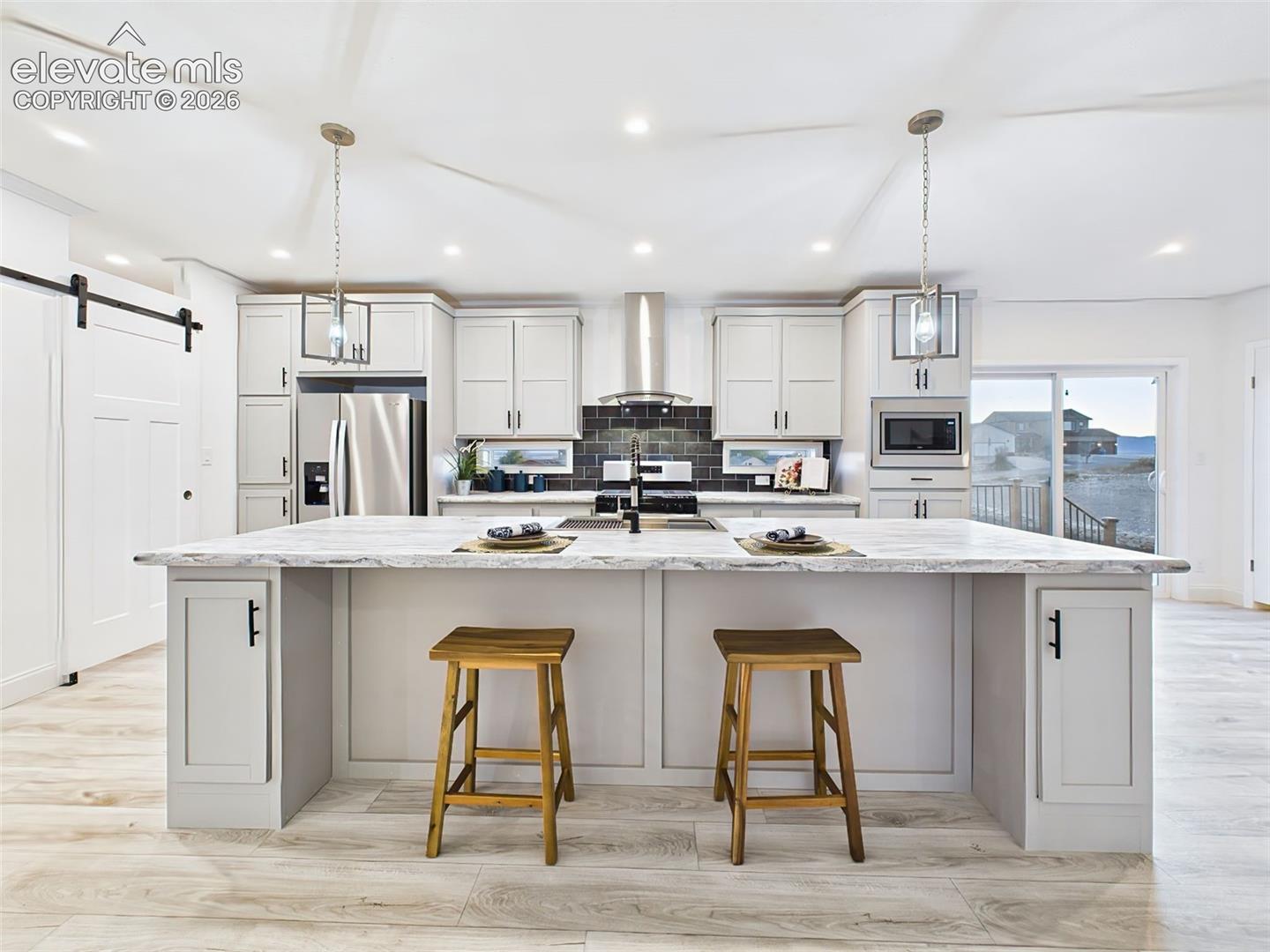 Listing photo 11 for 893 S Greenway Avenue