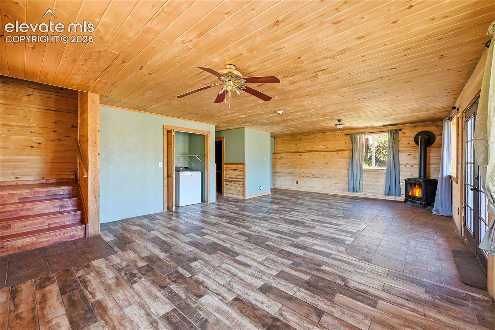 Listing photo 6 for 927 Stonehenge Drive