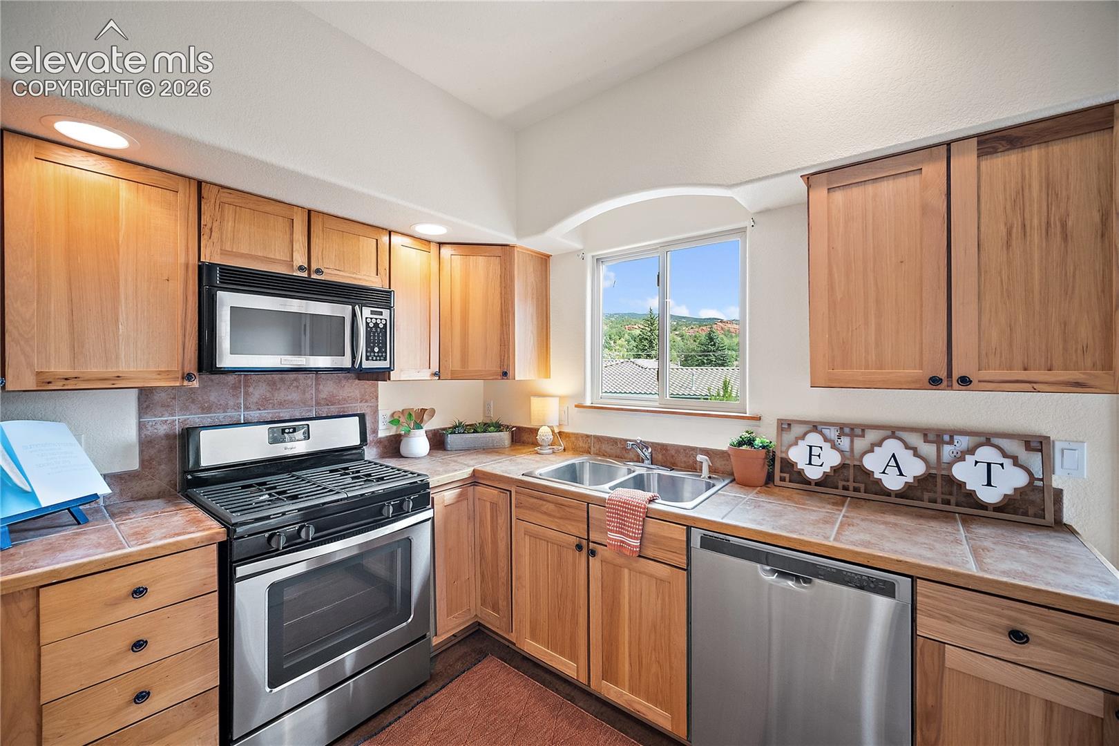 Listing photo 12 for 18 Taos Place