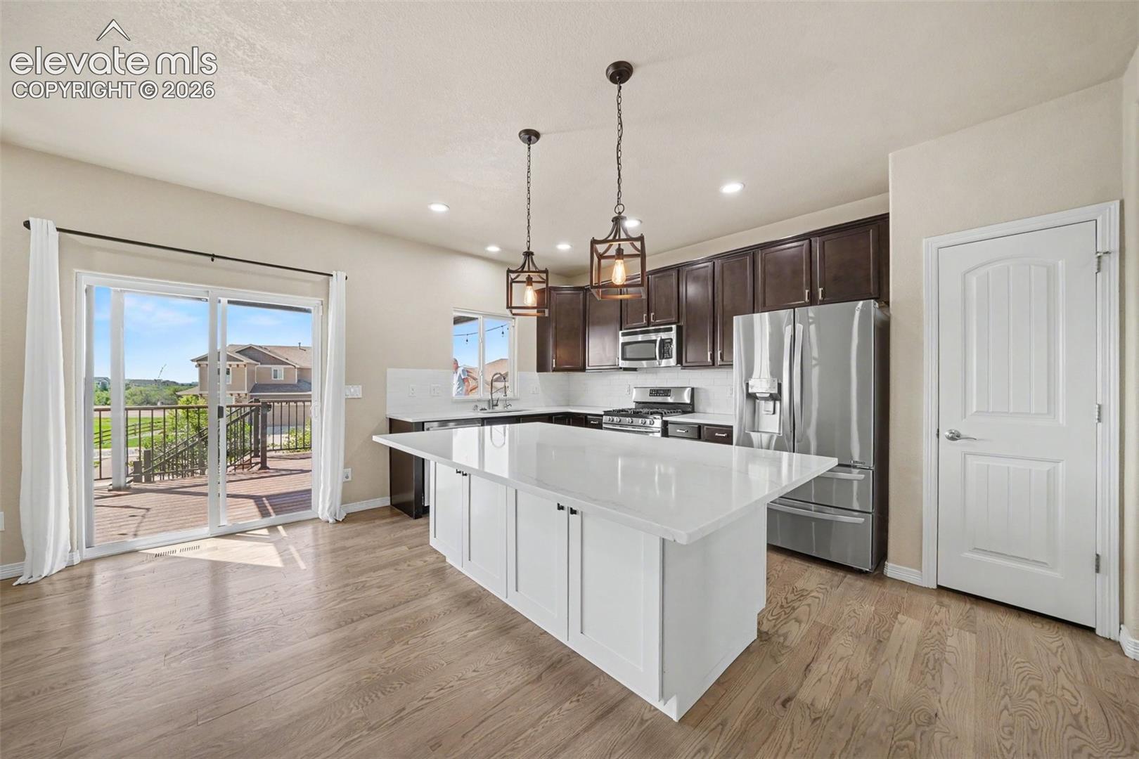 Listing photo 6 for 803 Deschutes Drive