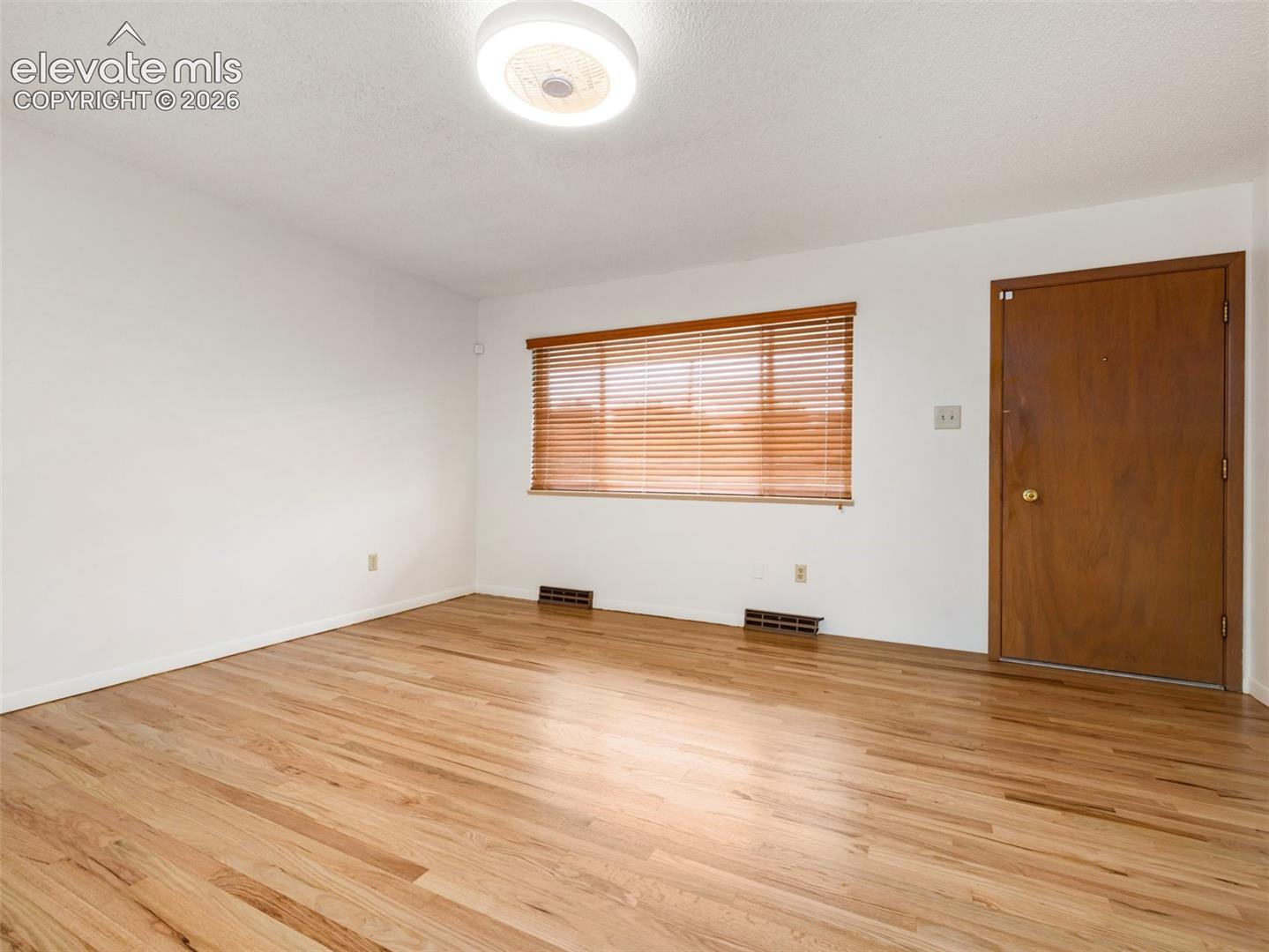 Listing photo 5 for 321 W Adams Avenue