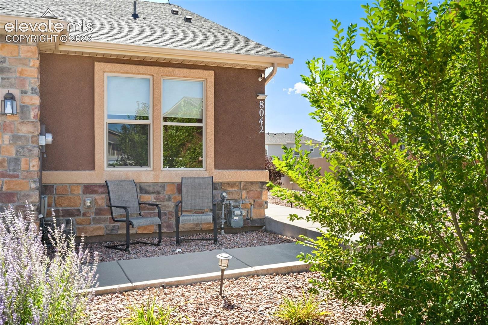 Listing photo 3 for 8042 Potentilla Grove