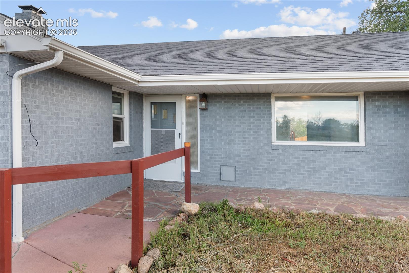 Listing photo 3 for 1606 Navajo Circle
