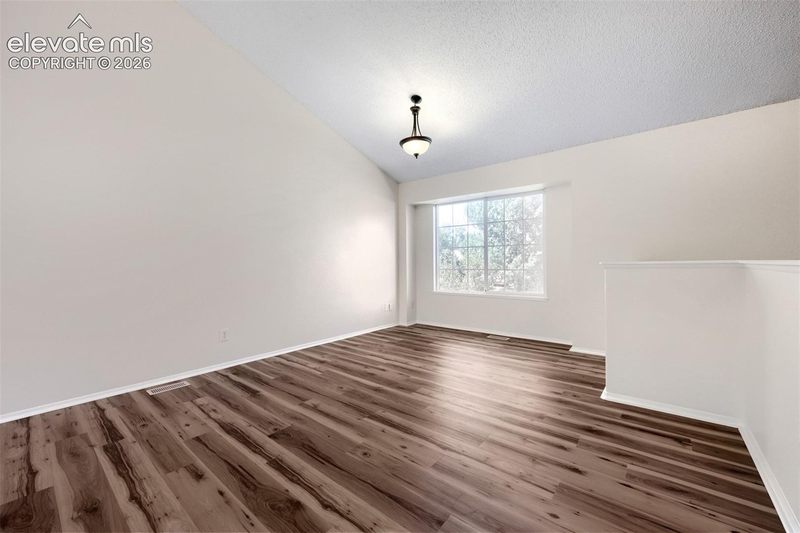 Listing photo 4 for 858 Marshall Drive