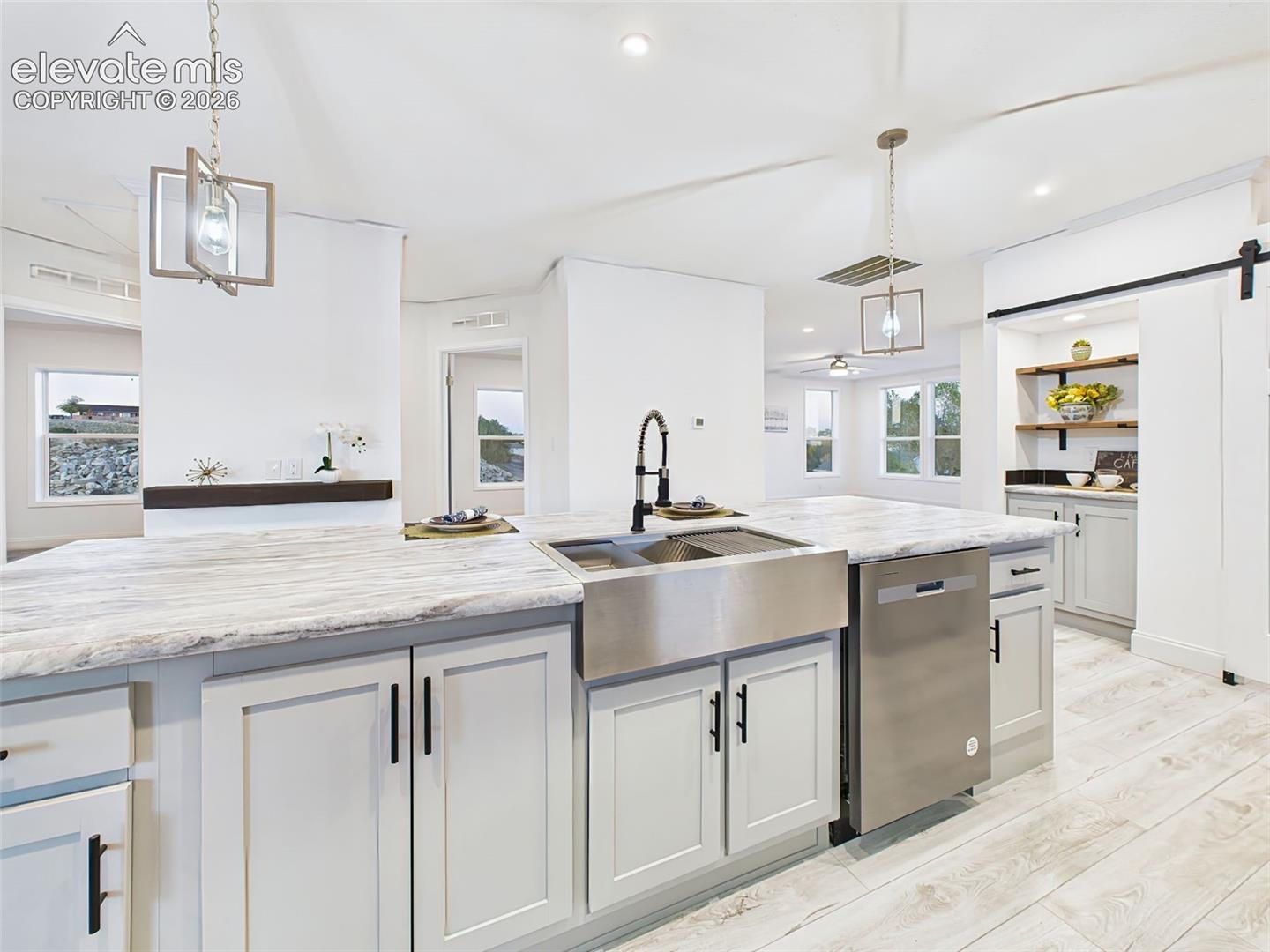 Listing photo 17 for 893 S Greenway Avenue