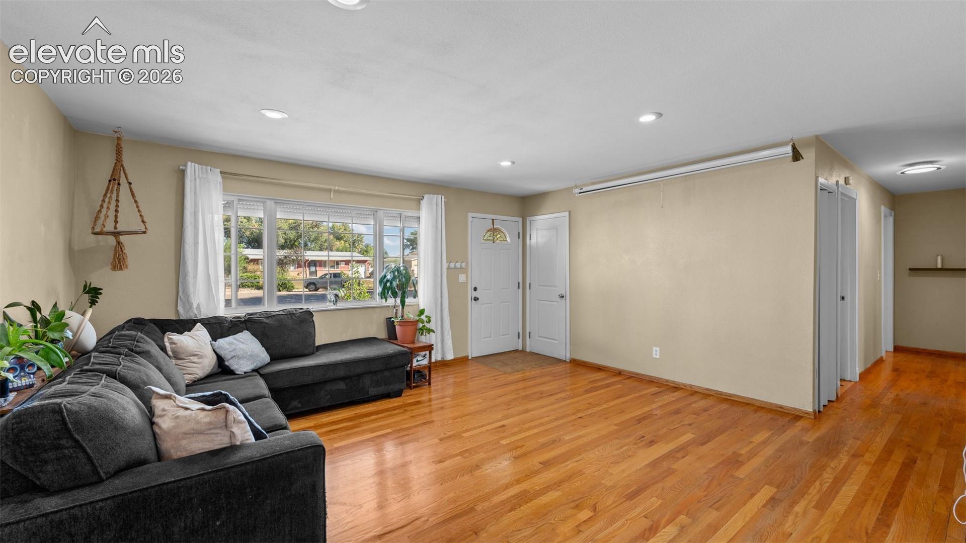 Listing photo 3 for 512 Corte Sol NA
