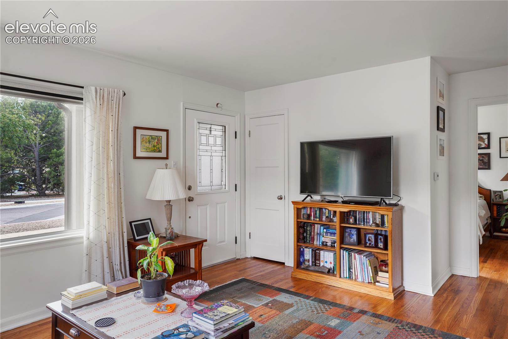 Listing photo 4 for 708 E La Salle Street