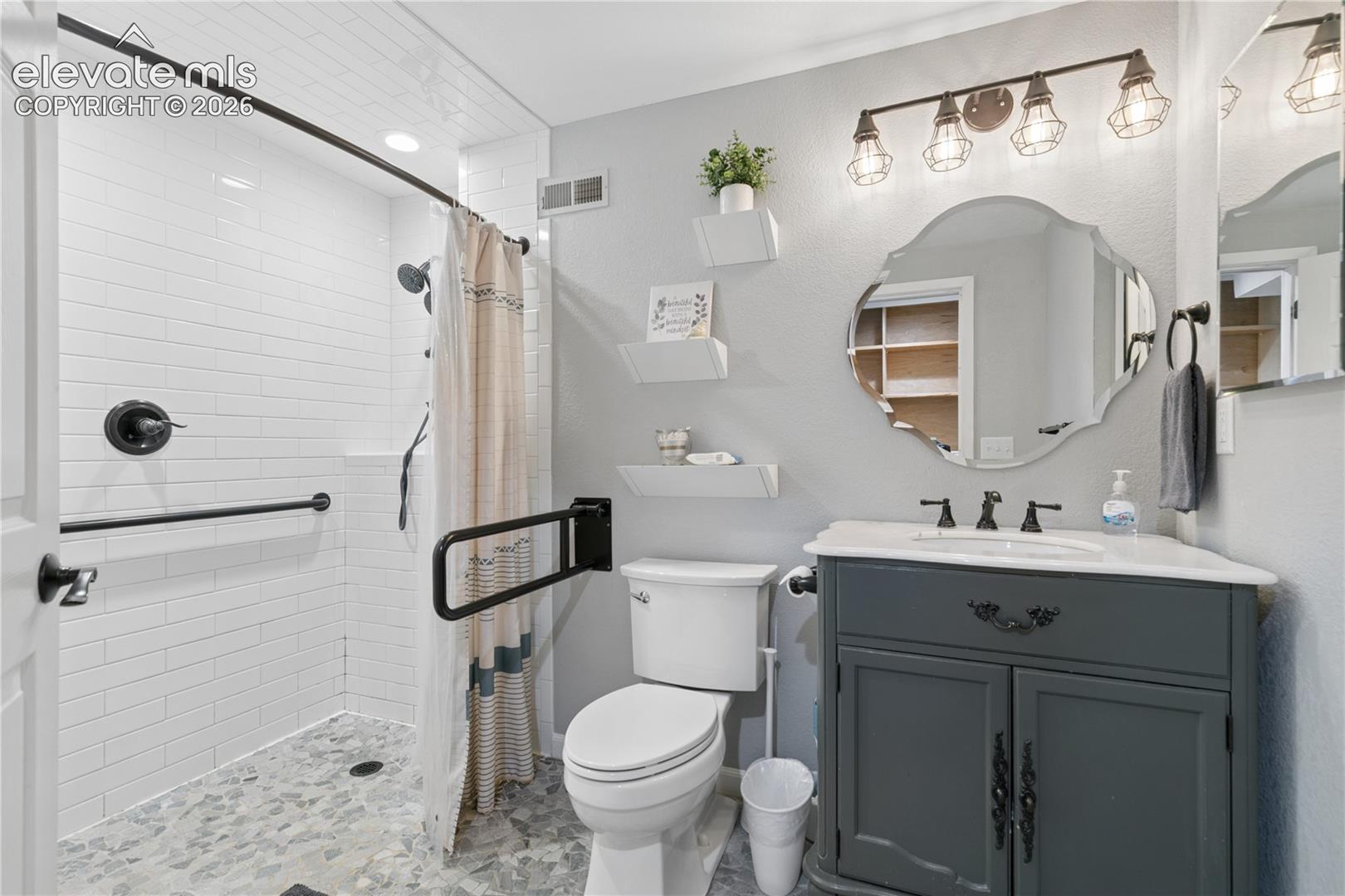 Listing photo 30 for 703 Platt Lane