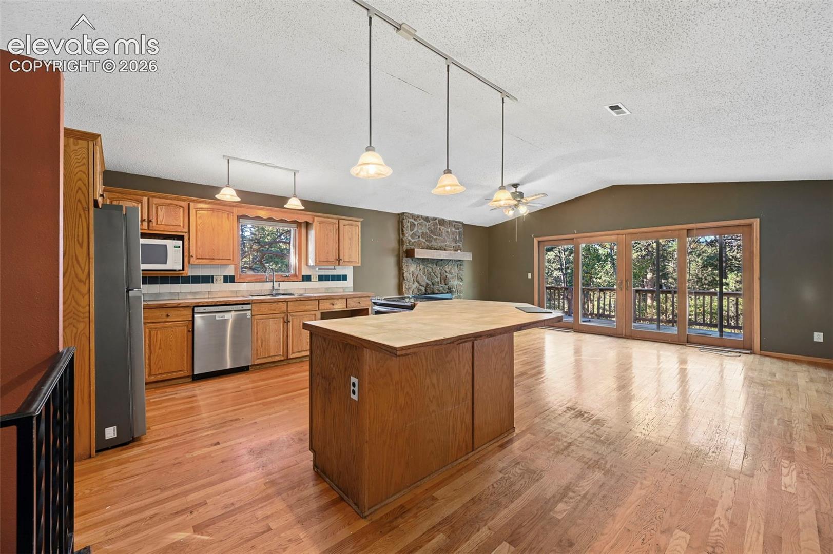 Listing photo 14 for 19280 doewood Drive