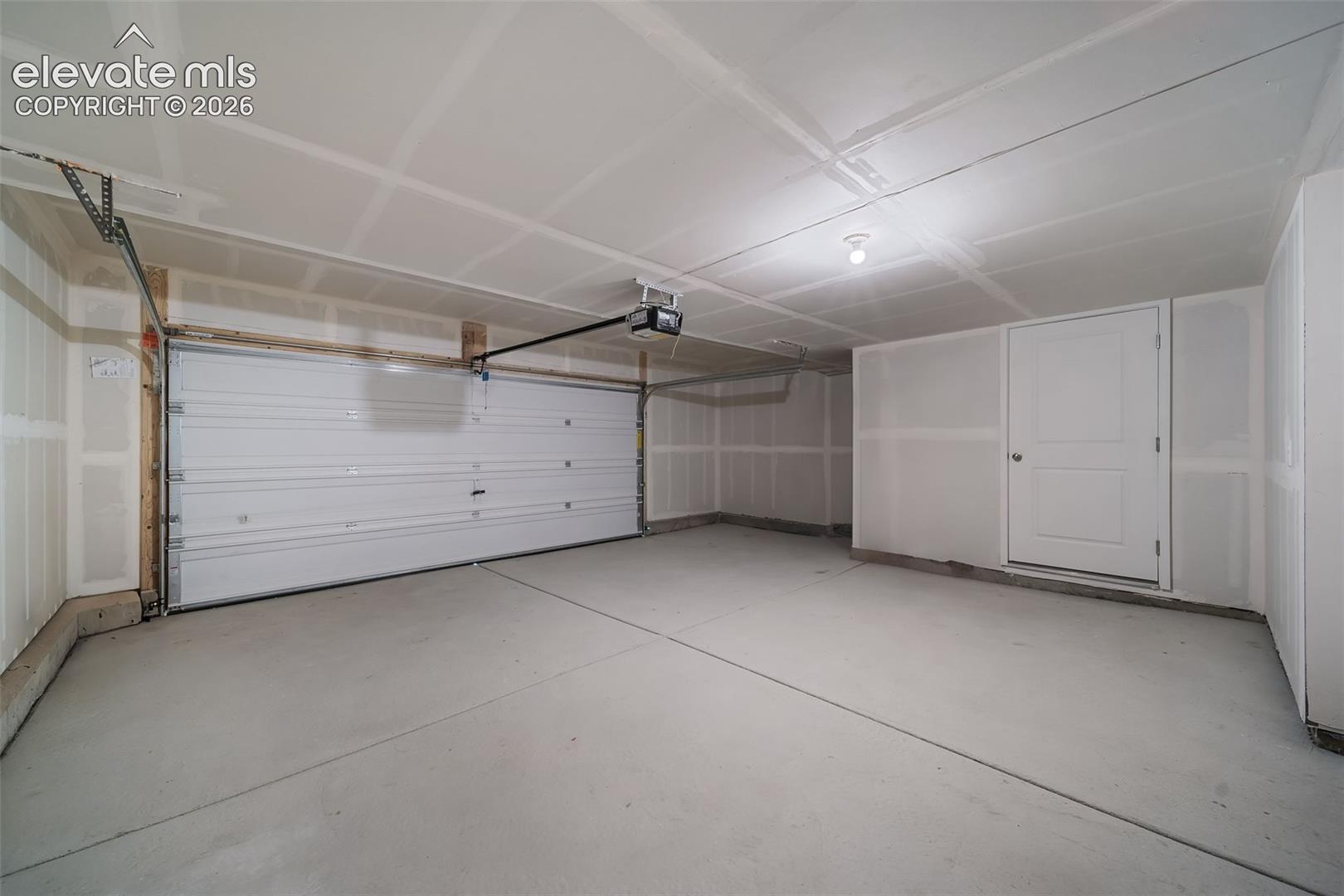 Listing photo 6 for 5811 Bowerman Lane