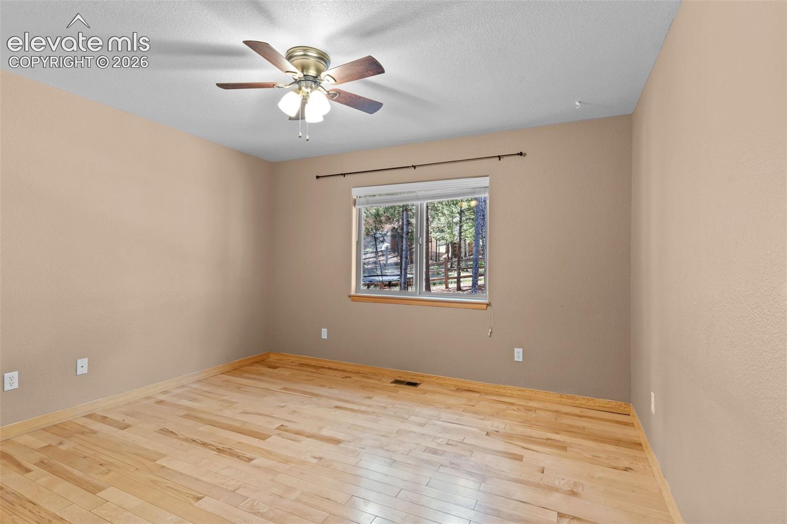 Listing photo 31 for 1215 Karen Lane