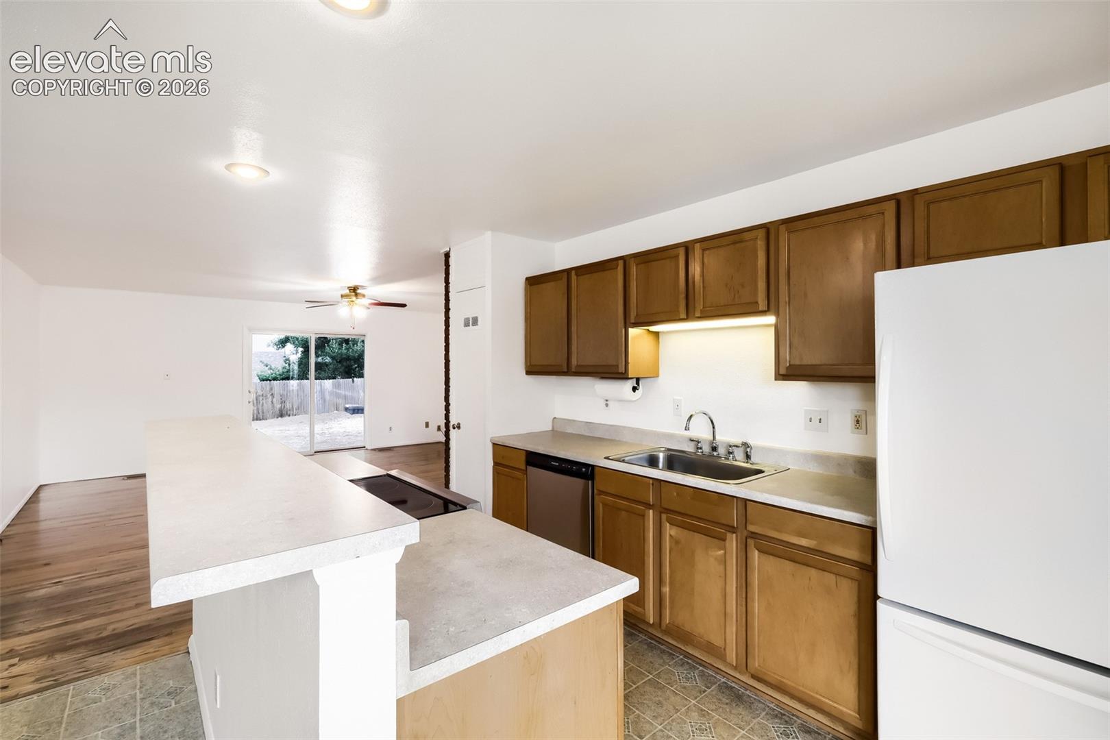 Listing photo 4 for 1100 Rosemont Drive