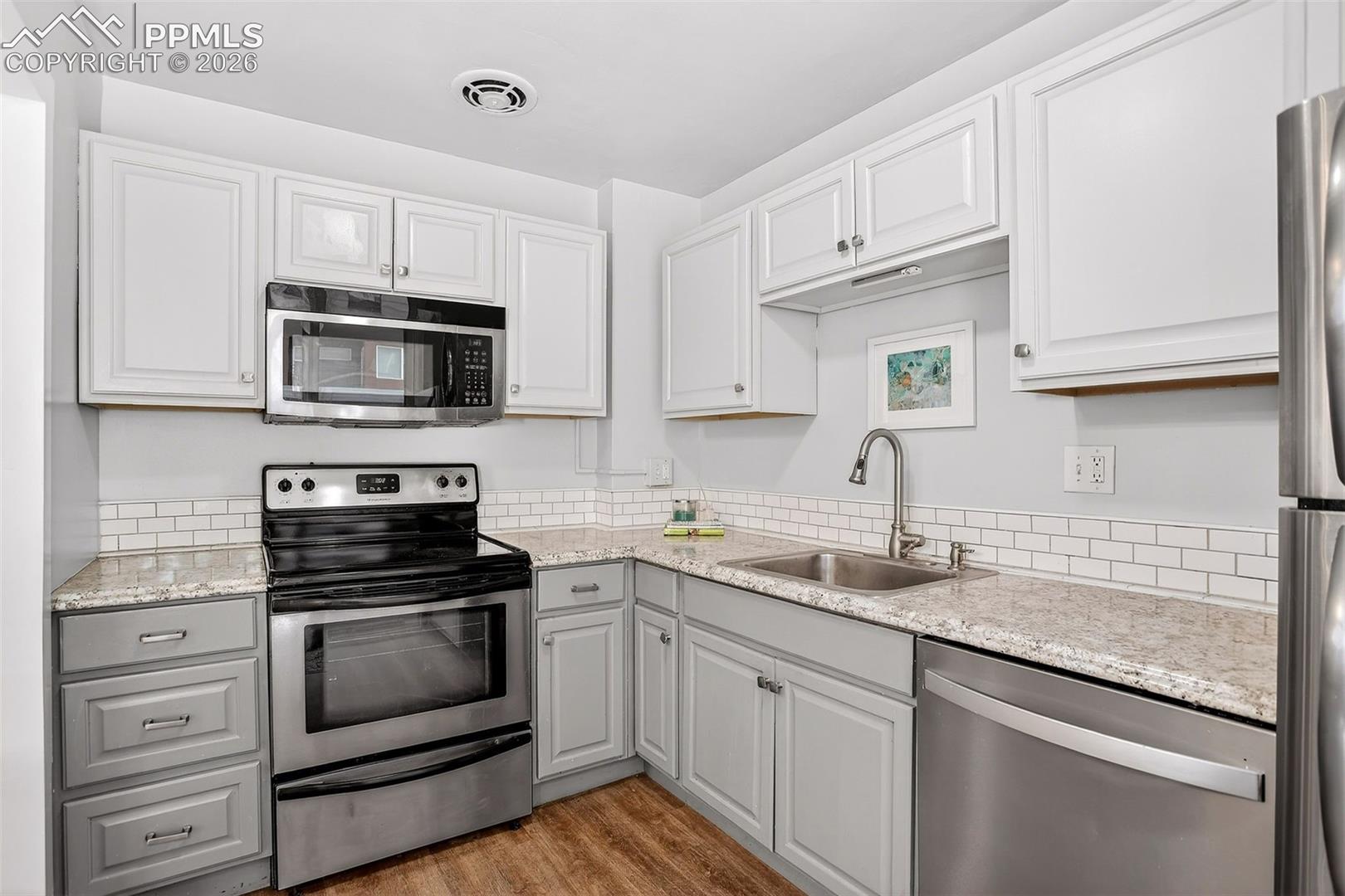 Listing photo 8 for 1111 N Ash Street 110