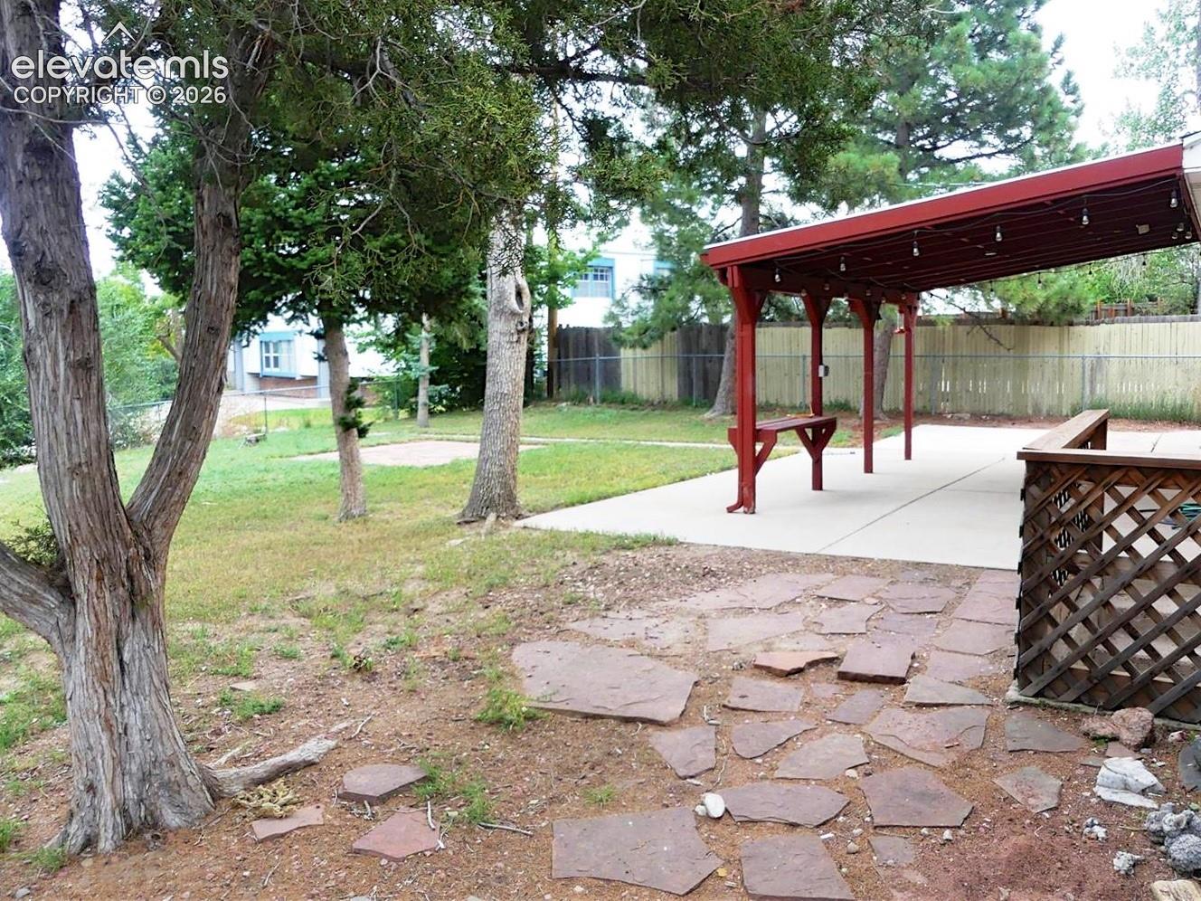 Listing photo 3 for 1104 Yosemite Drive