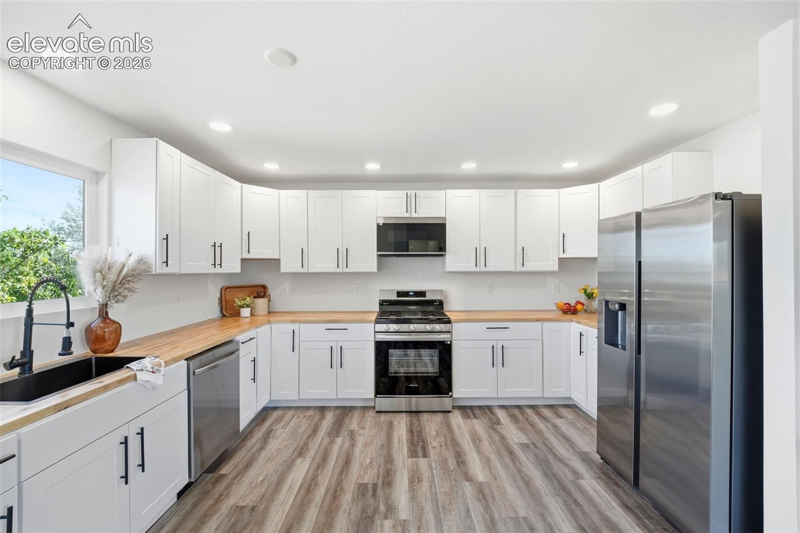 Listing photo 5 for 1361 S Tonalea Drive