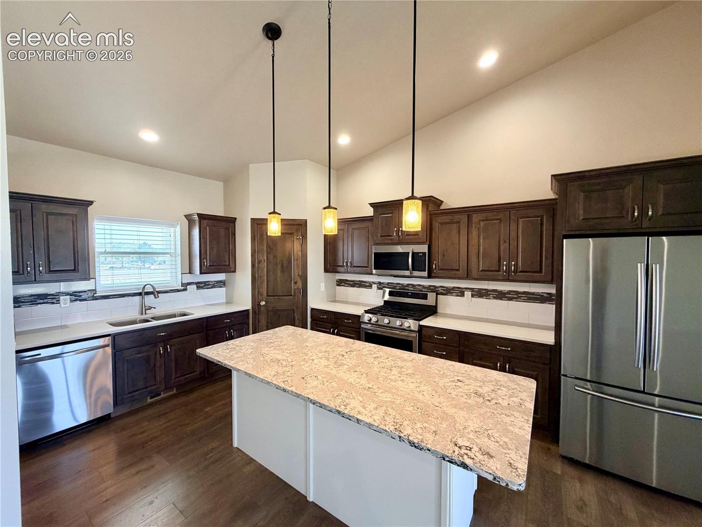 Listing photo 10 for 698 W McCulloch Boulevard