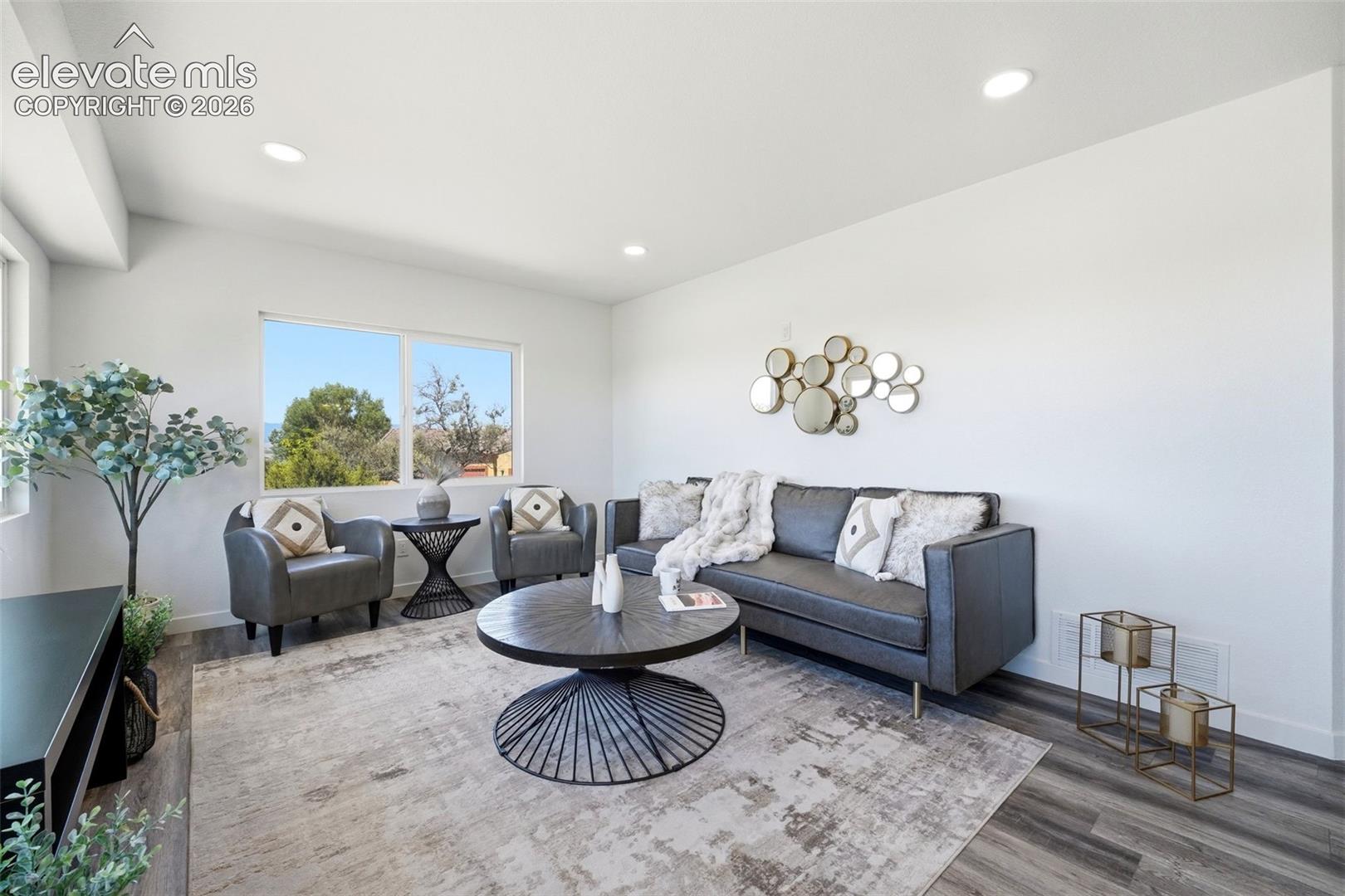 Listing photo 2 for 1361 S Tonalea Drive