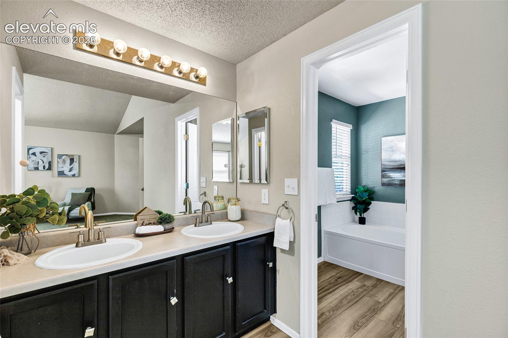 Listing photo 22 for 848 Regent Court