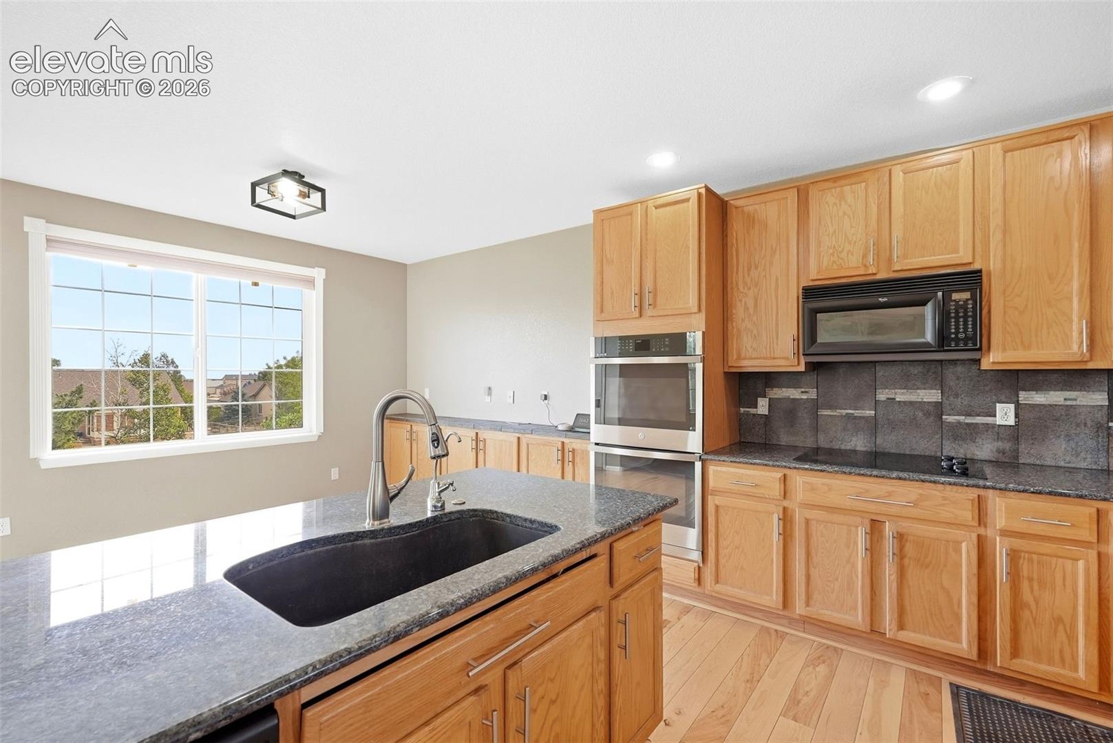 Listing photo 11 for 8931 Oakmont Road