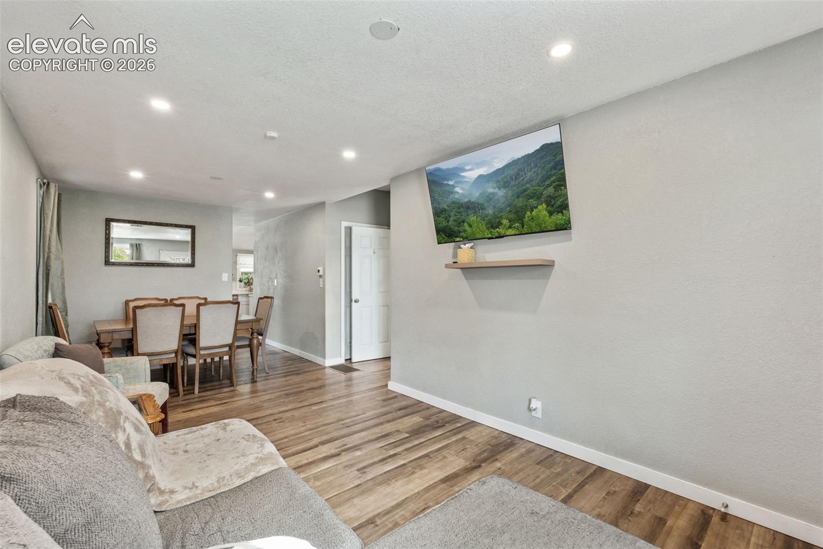 Listing photo 11 for 1726 E Evans Avenue