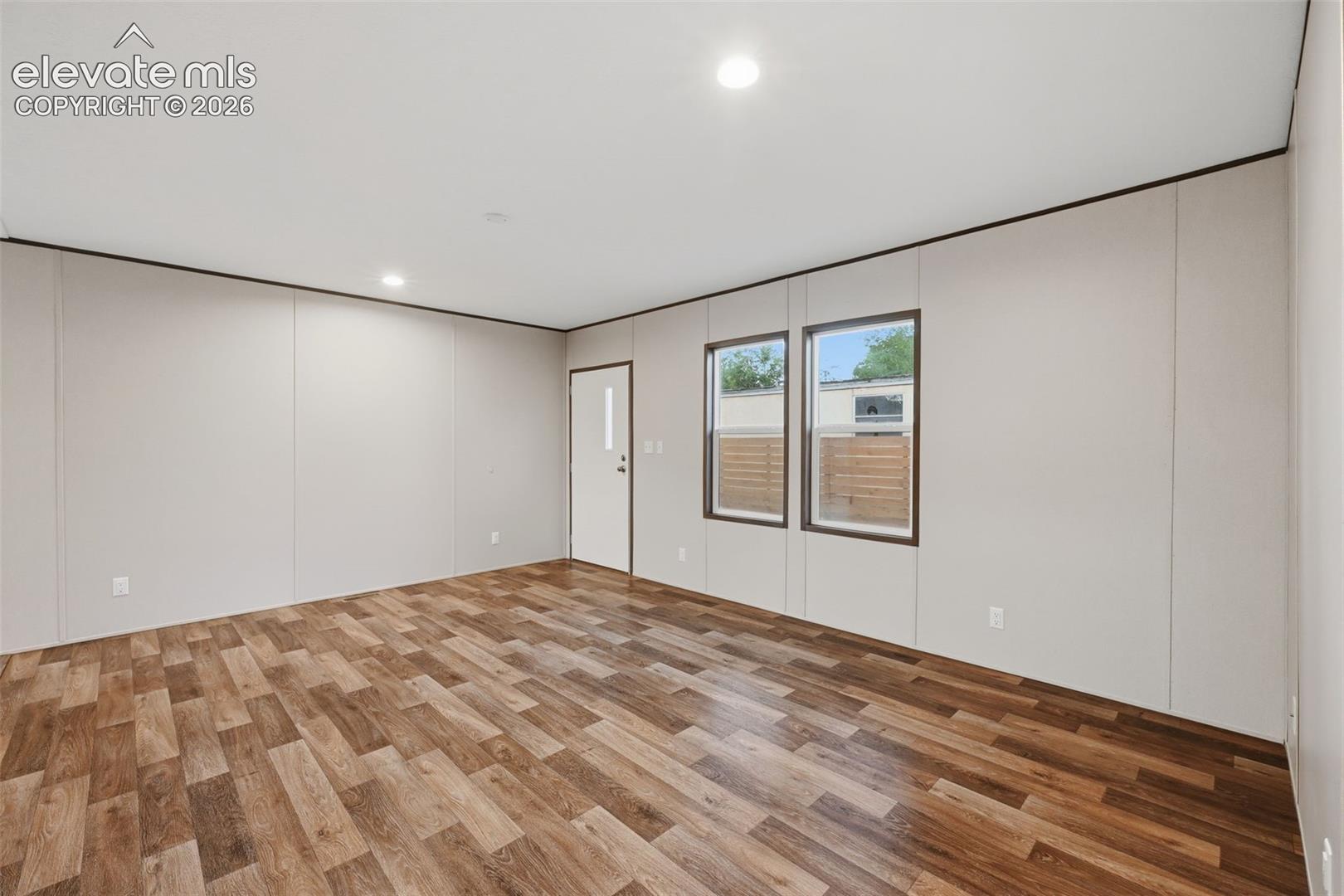 Listing photo 8 for 281 E Stewart Drive