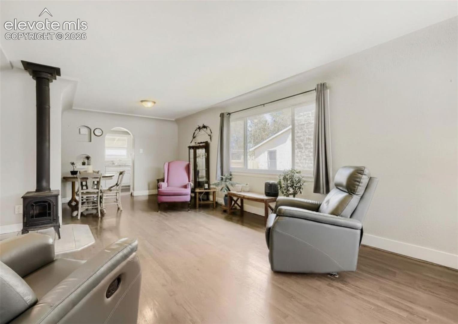 Listing photo 4 for 749 W Corona Avenue