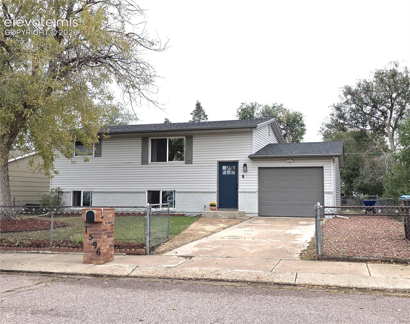 Listing photo 4 for 1596 Prado Drive