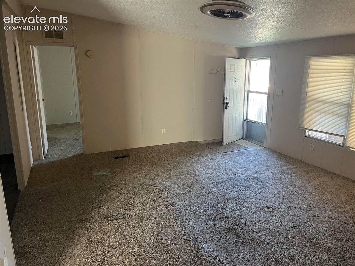 Listing photo 12 for 271 E Countryside Drive