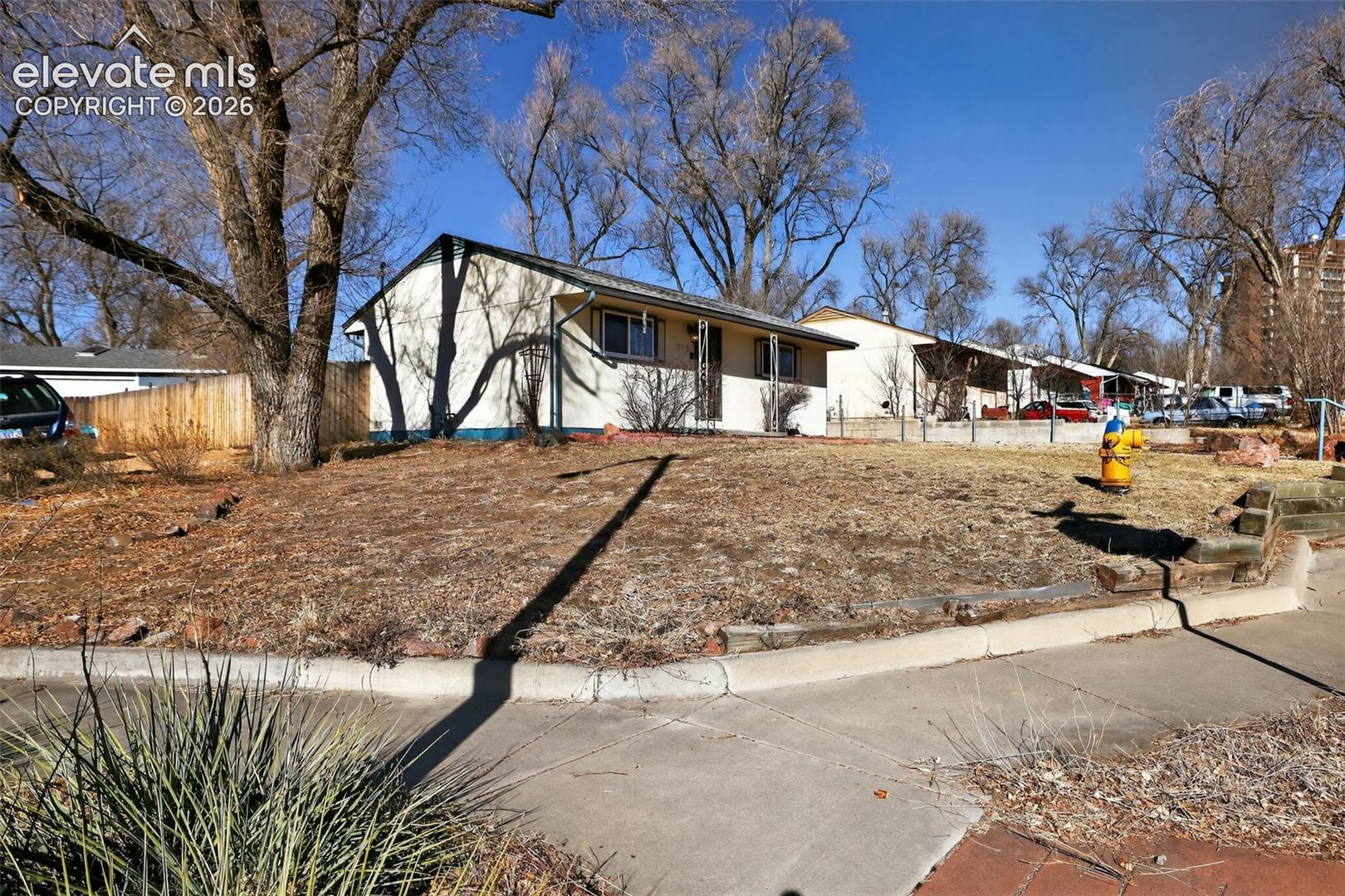 Listing photo 3 for 702 Erie Road