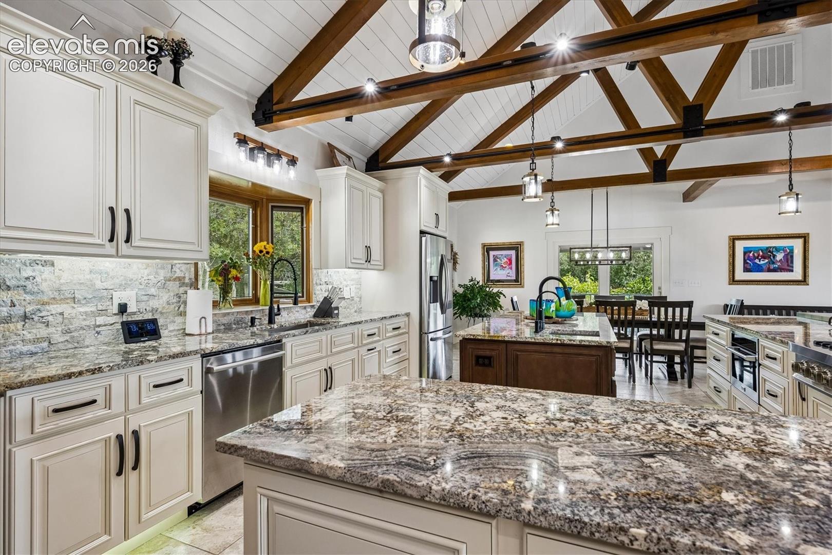 Listing photo 4 for 2464 W Wolfensberger Road