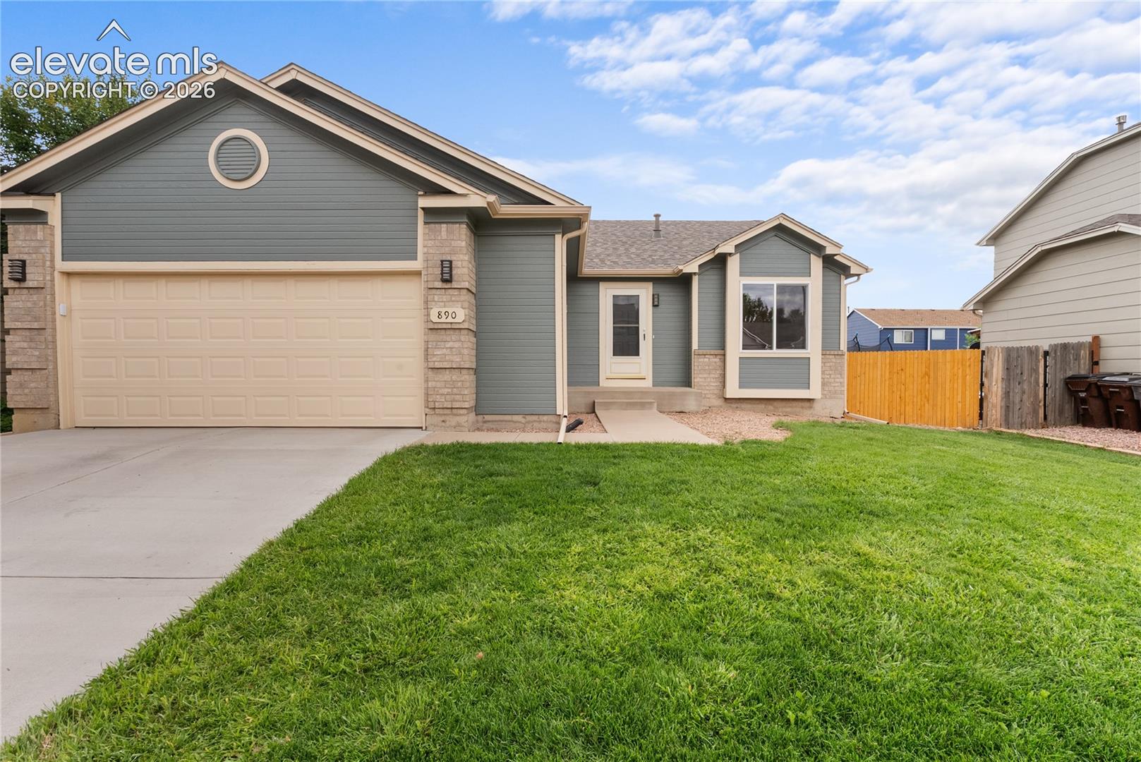 Listing photo 2 for 890 N Candlestar Loop