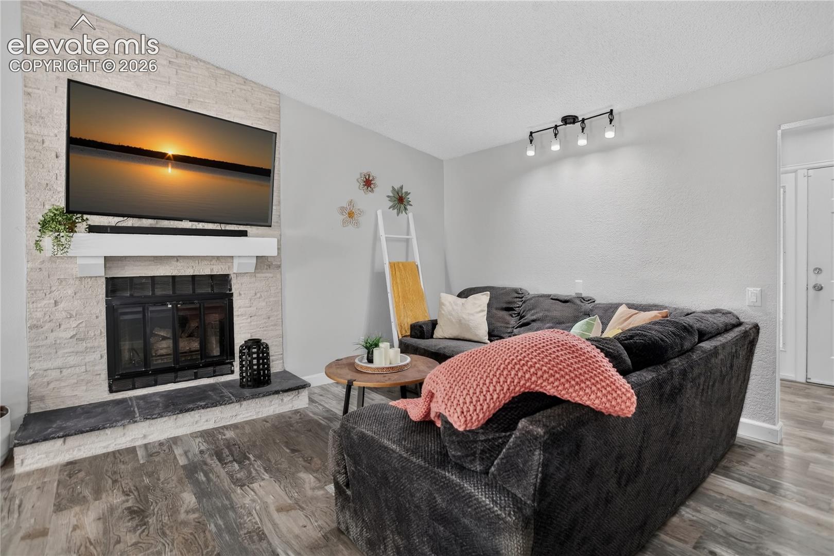 Listing photo 3 for 2250 Heathercrest Drive