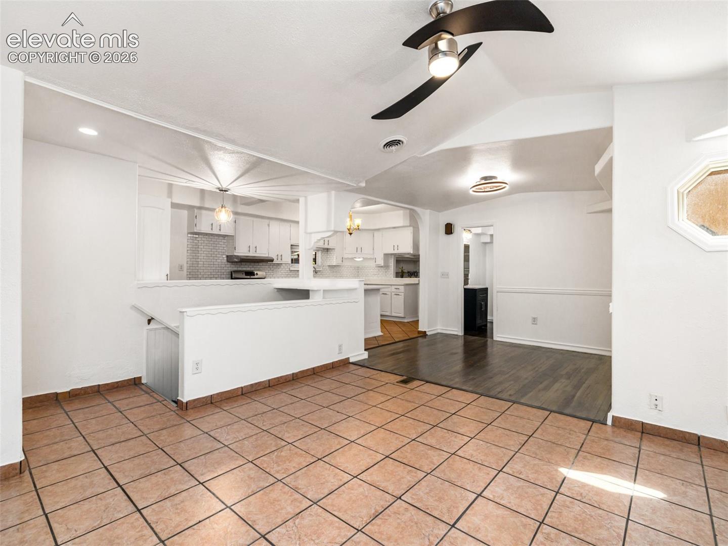 Listing photo 12 for 2213 E Evans Avenue